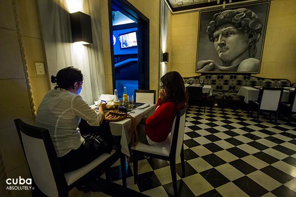 girls eating at Restaurant Calle diez in Miramar© Cuba Absolutely, 2014