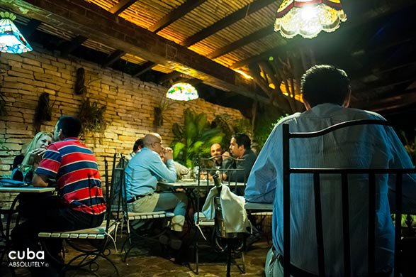 People eating at La Fontana, restaurant in Miramar © Cuba Absolutely, 2014