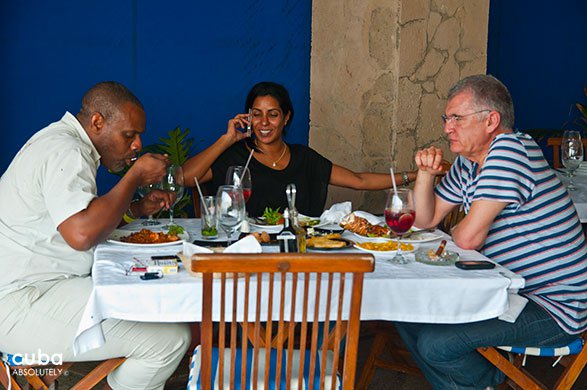 people eating at restaurant Vistamar in Miramar © Cuba Absolutely, 2014