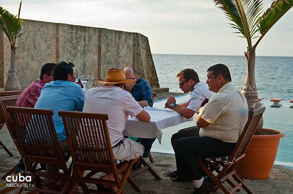 people having dinner at restaurant Vistamar in Miramar© Cuba Absolutely, 2014