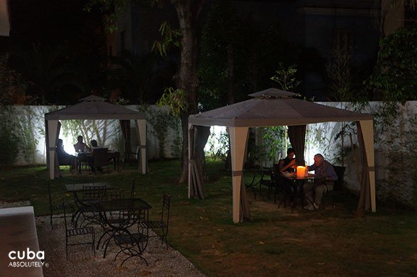 yard with tables for dinner © Cuba Absolutely, 2014