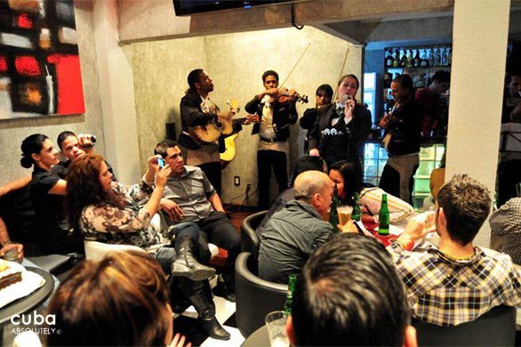 people eating at Restaurant los compadres © Cuba Absolutely, 2014