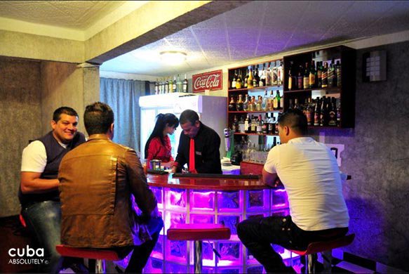 people at the bar in Restaurant los compadres © Cuba Absolutely, 2014