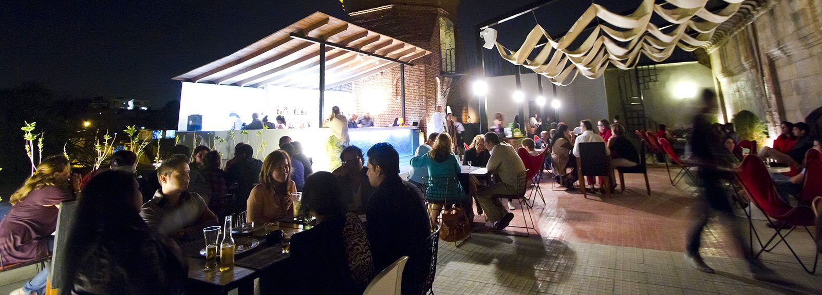 Cocinero retaurant in Vedado, outdoors terrace, people eating and drinking