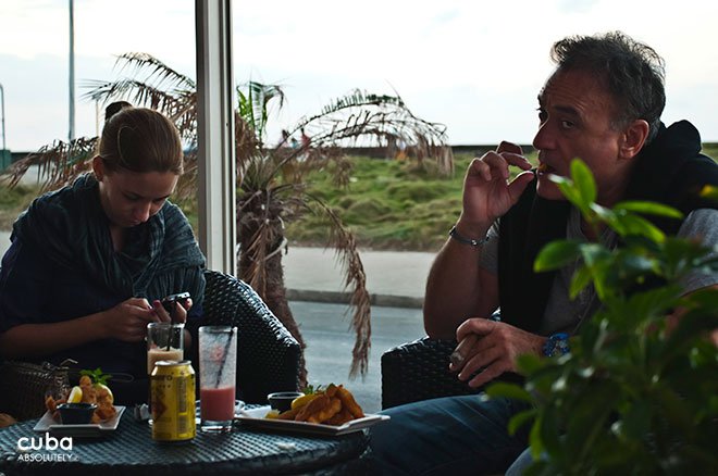 2 men having drinks at 3d club portal in Vedado © Cuba Absolutely, 2014