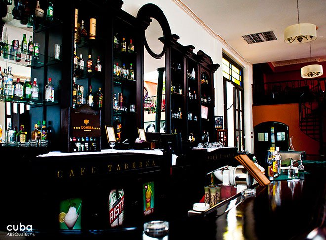 black wood bar at Cafe Taberna in old Havana© Cuba Absolutely, 2014