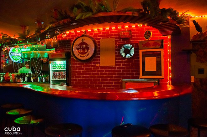 bar at Club Las Vegas in center havana© Cuba Absolutely, 2014