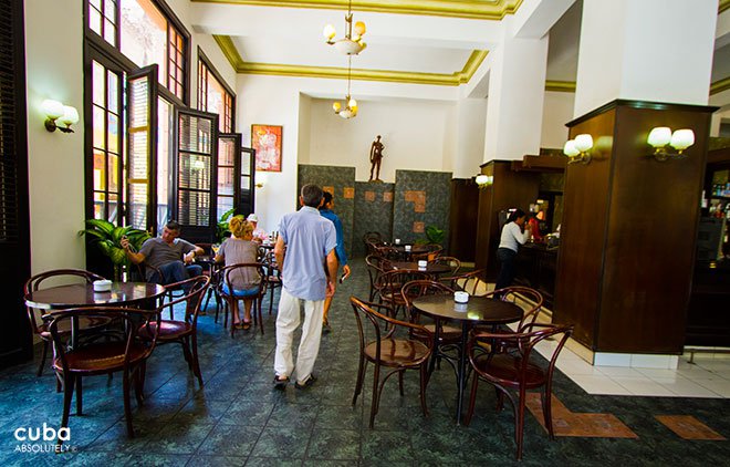 lobby bar in Ambos Mundos hotel  in old havana© Cuba Absolutely, 2014