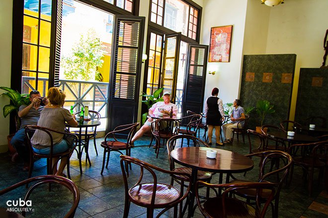 lobby bar in Ambos Mundos hotel  in old havana© Cuba Absolutely, 2014