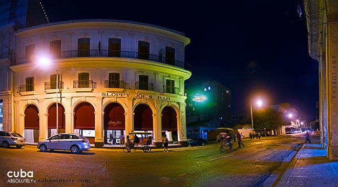 front of Sloppy Joe's bar in old havana© Cuba Absolutely, 2014