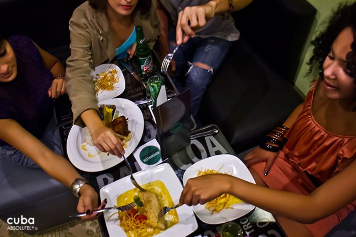 3 girls eating at Starbien restaurant in Vedado© Cuba Absolutely, 2014