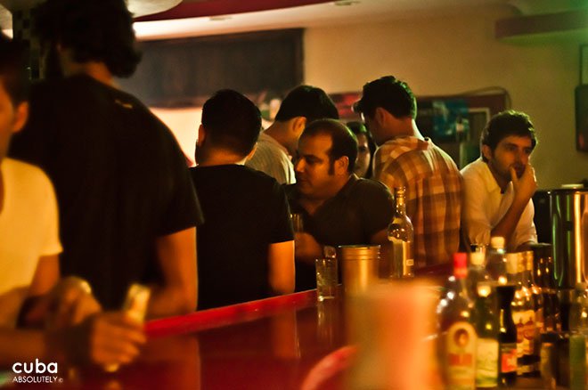 people having drinks at a bar© Cuba Absolutely, 2014