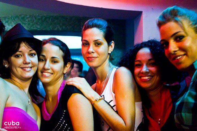 girls on a party at Bertold Brecht  bar in Vedado© Cuba Absolutely, 2014