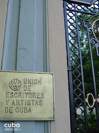 entrance of UNEAC in Vedado© Cuba Absolutely, 2014