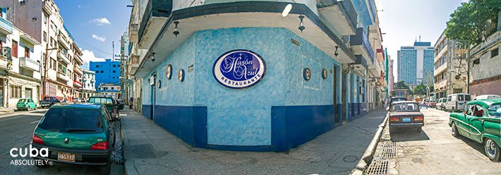 front of Huron azul restaurant  in Vedado© Cuba Absolutely, 2014