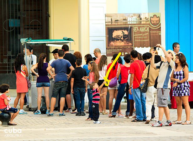 people at Meeting of cultural cuisine in old havana© Cuba Absolutely, 2014