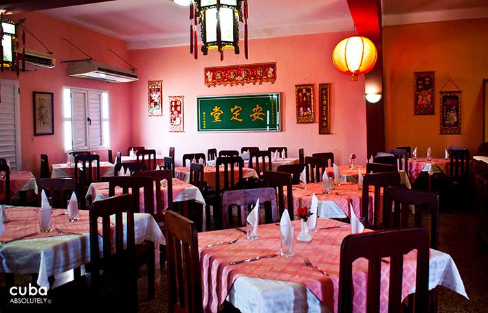 El Cantones restaurant in Chinatown, Old Havana, decoration with chinese details and walls inred © Cuba Absolutely, 2014