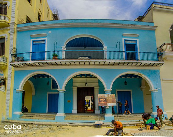 Blue building in Old havana with construction workers in front © Cuba Absolutely, 2014