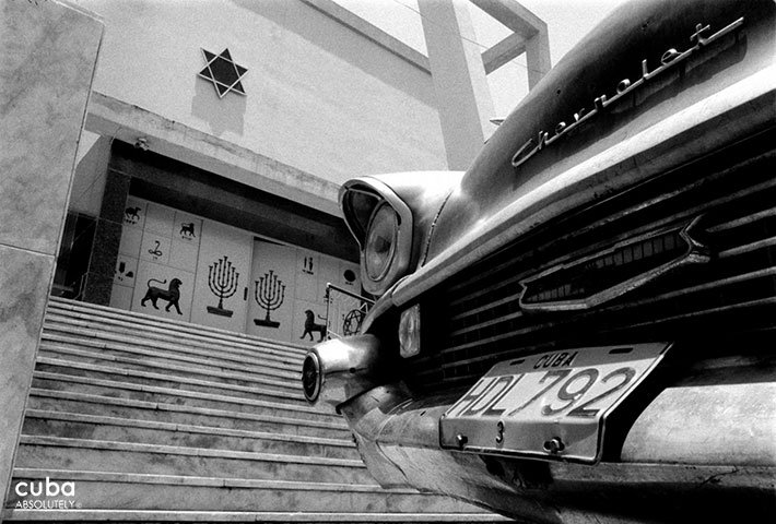 Detail of an old car against the front of a Synagoque © Cuba Absolutely, 2014