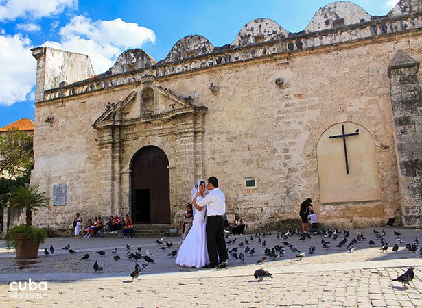 Couple getting married in San Francisco Square in Old Havana © Cuba Absolutely, 2014