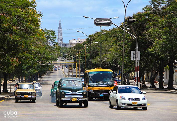 Carlos III avenue, cars on the street © Cuba Absolutely, 2014