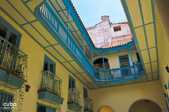 Interior yard of Condesa de la Runion house painted in yellow and blue © Cuba Absolutely, 2014