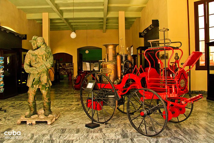 Sculpture of a fireman with a kids in arms and an old firemen car next to him at Firemen museum in Old havana © Cuba Absolutely, 2014