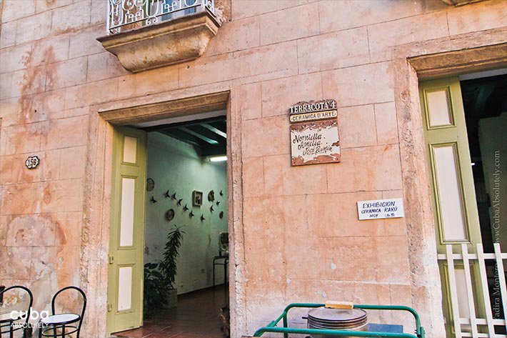 Terracota shop, orange building © Cuba Absolutely, 2014