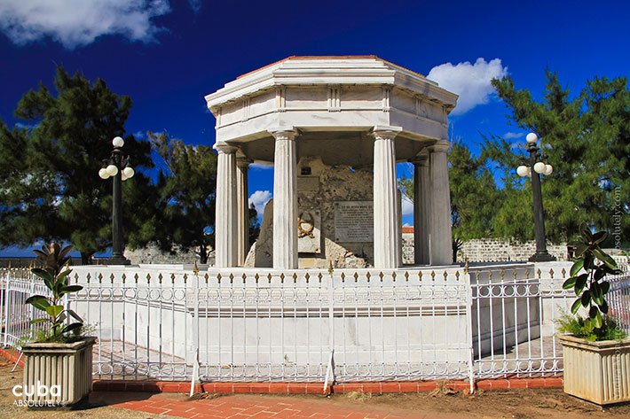 white arbor dedicated to the 8 medicine students in Old Havana© Cuba Absolutely, 2014