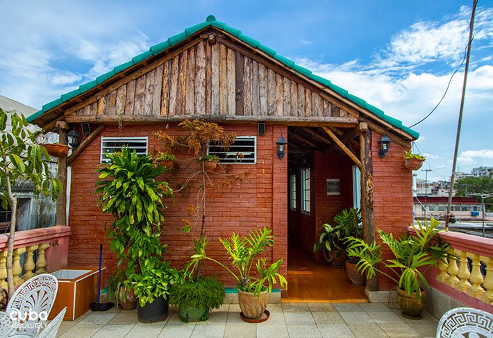 Doña Juana restaurant, front, ranch of wood and bricks © Cuba Absolutely, 2014