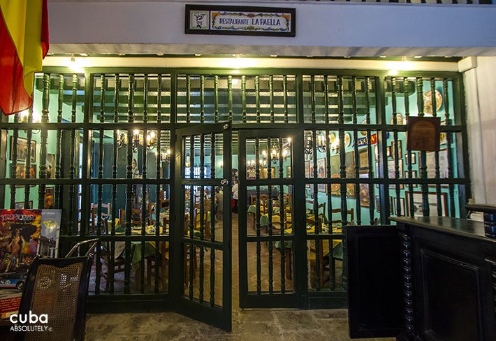 La Paella restaurant in Old Havana, entrance with green bars © Cuba Absolutely, 2014