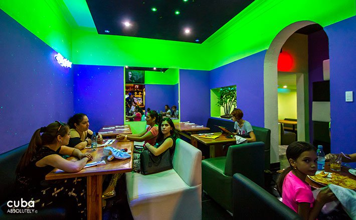 People eating at La Pachanga restaurant, decorated in blue and green © Cuba Absolutely, 2014