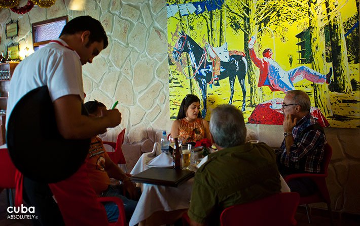 Sancho Panza restaurant in Vedado, people eating and a waiter taking the order © Cuba Absolutely, 2014