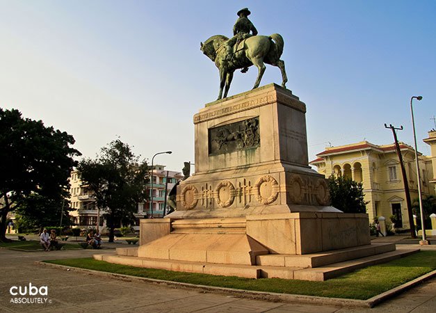 Monument of a man in a horse at Paseo boulevard © Cuba Absolutely, 2014