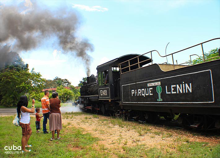 People taking pictures of the train of Lenin park © Cuba Absolutely, 2014