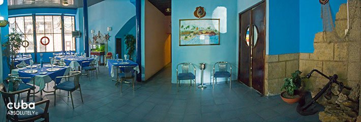 Seafood restaurant painted in blue in Old Havana © Cuba Absolutely, 2014