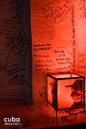 Lamp next t a wall full of different writings © Cuba Absolutely, 2014