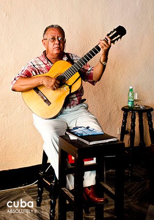 Old man playing a guitar © Cuba Absolutely, 2014