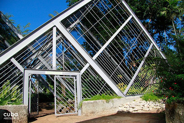 entrance of a garden with triangle shape © Cuba Absolutely, 2014