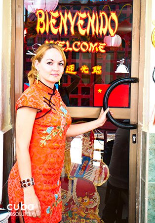 Chinese restaurant in Old Havana, girl  opening the door © Cuba Absolutely, 2014