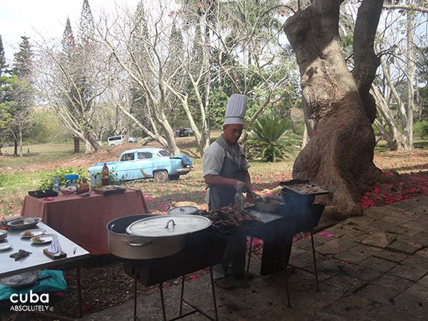 Chef making a grill outdoor © Cuba Absolutely, 2014