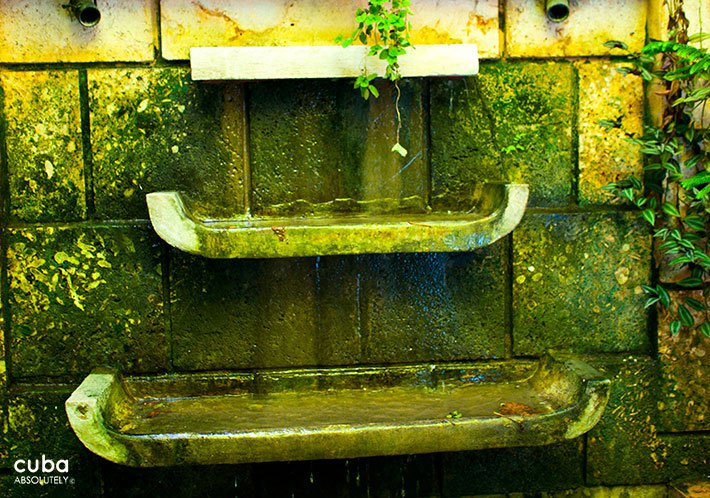 Fountaine on a green wall © Cuba Absolutely, 2014