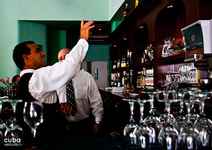 Barman taking a glass © Cuba Absolutely, 2014