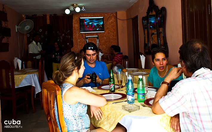 Casa Victor restaurant in Old Havana, people eating and drinking © Cuba Absolutely, 2014