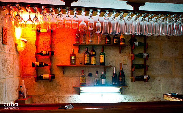 Casa Victor restaurant in Old Havana, people eating and drinking © Cuba Absolutely, 2014