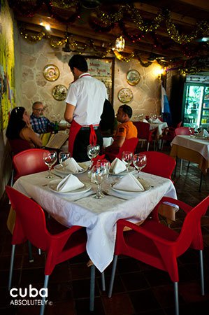 People eating at Sancho Panza restaurant in Vedado © Cuba Absolutely, 2014