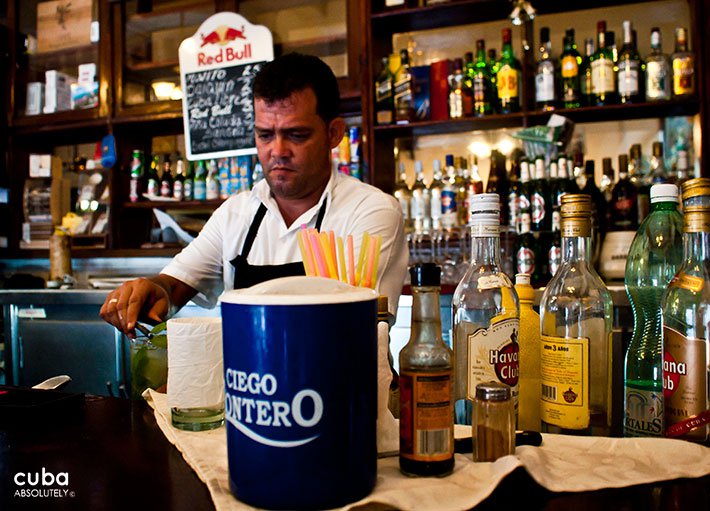 Barman making a drink © Cuba Absolutely, 2014