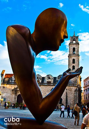 Sculpture at San Francisco Square in Old Havana © Cuba Absolutely, 2014