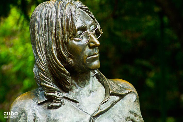 Detail of Lennon sculpture in Vedado © Cuba Absolutely, 2014