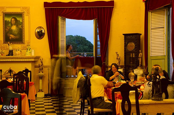 People eating at La moneda cubana restaurant in Old Havana © Cuba Absolutely, 2014